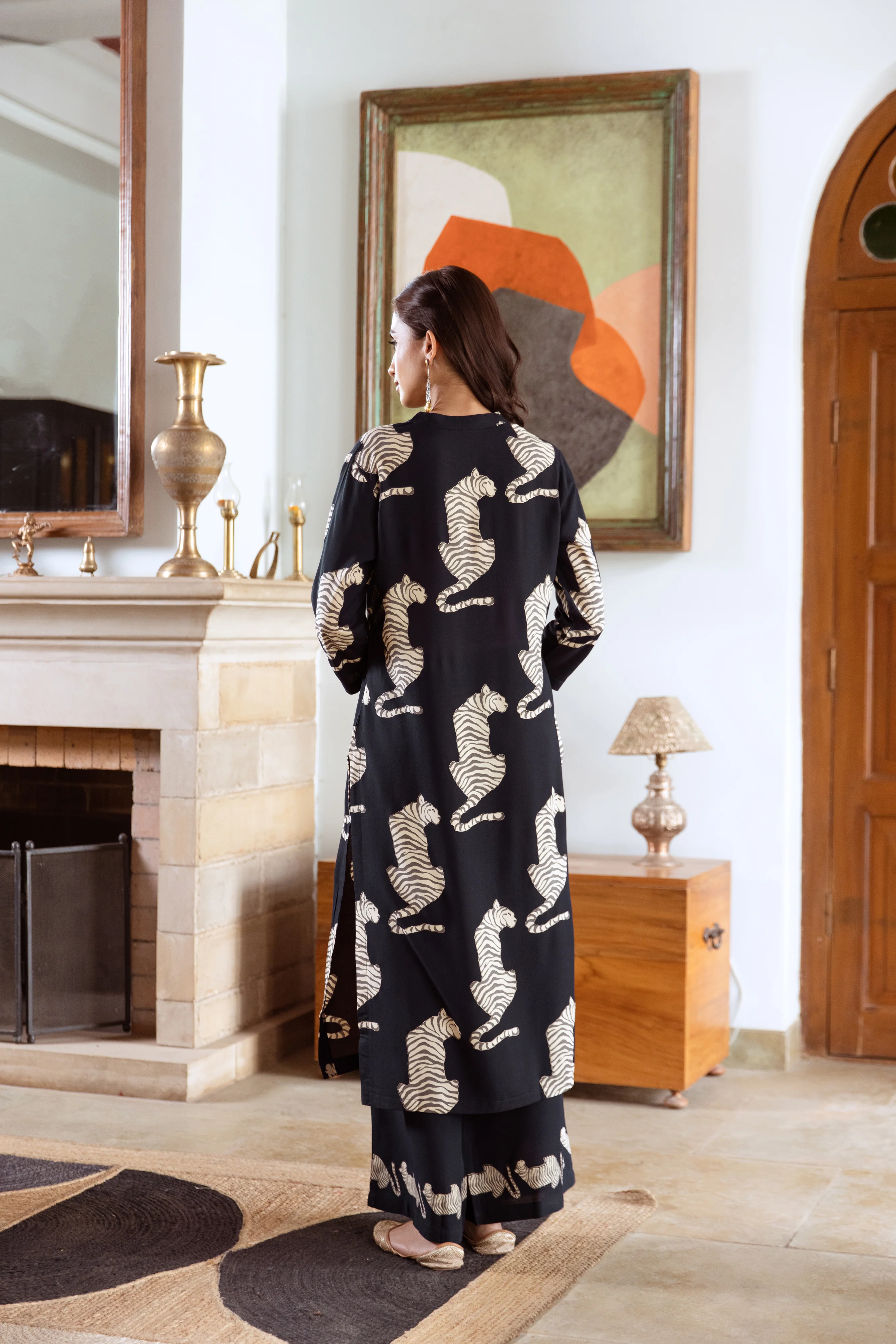 Aruna Onyx Tiger Kurta Pant Set - Image 5